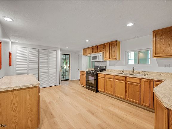 4th image of 7573 Murray Ave