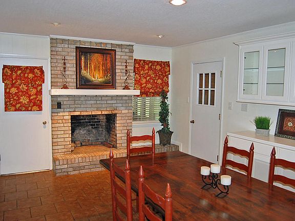 5th image of 903 Ivy Ln