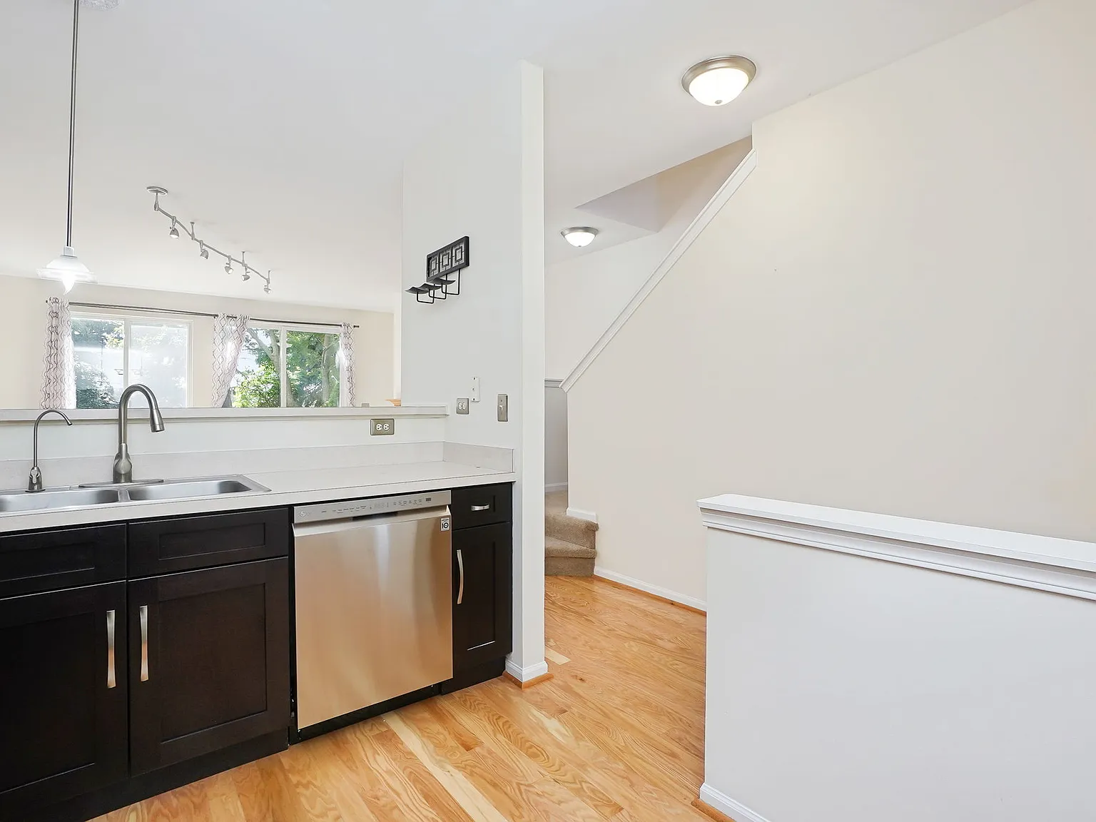 2 bed, 1.5 bath, 1323 sqft, $2,495 — Photo 4