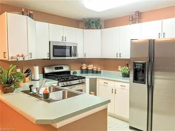 5th image of 877 Mountain Haven Dr