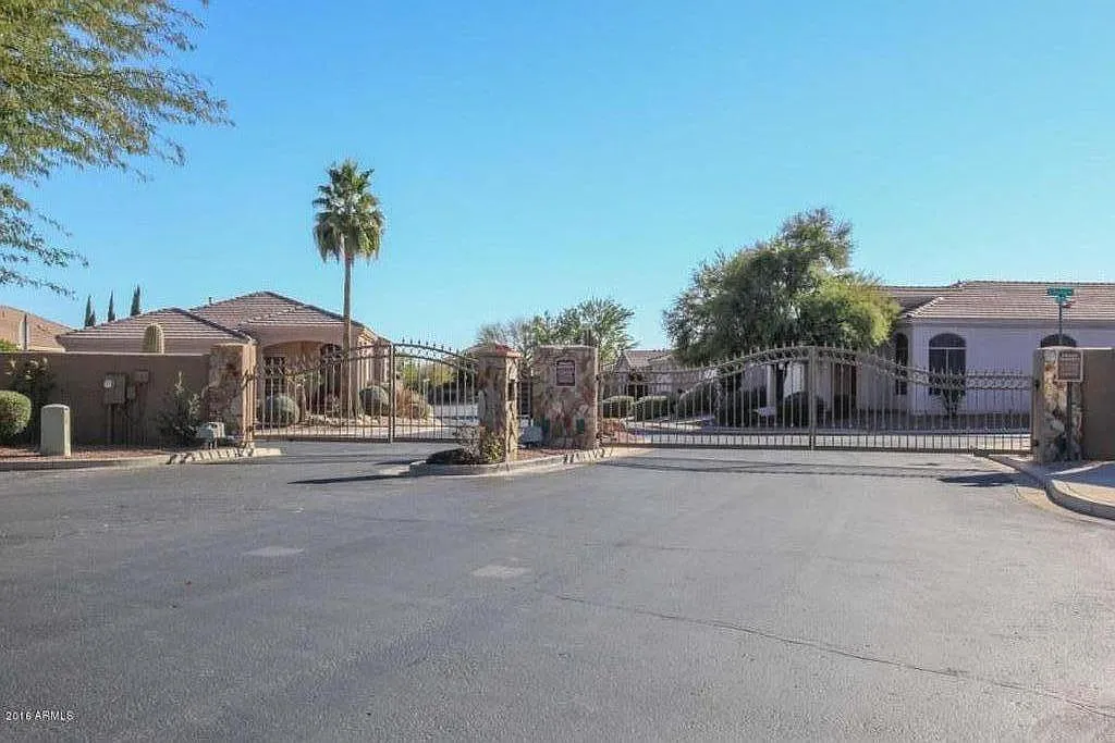 4 bed, 2.5 bath, 2104 sqft, $2,900 — Photo 2