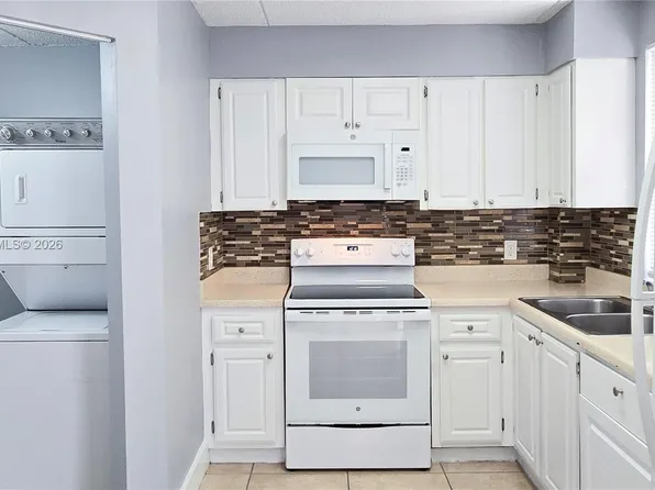 6065 NW 186th St APT 207, Hialeah, FL 33015