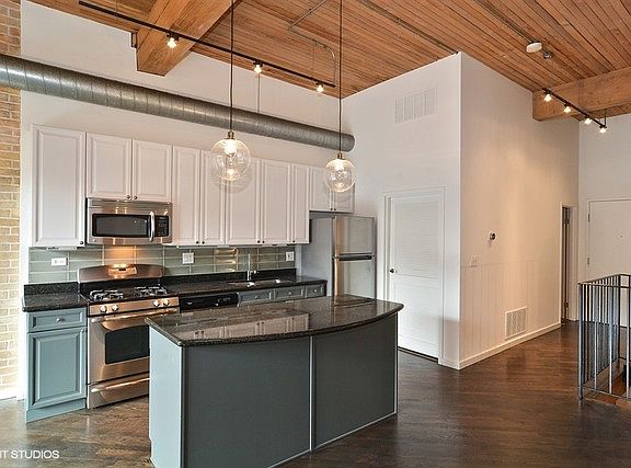 3rd image of 2333 W Saint Paul Ave APT 210