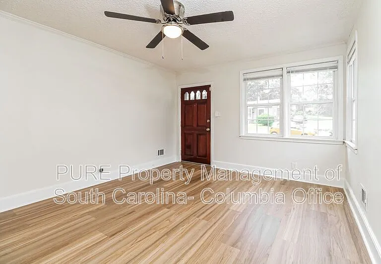 3 bed, 1.0 bath, 999 sqft, $1,300 — Photo 2