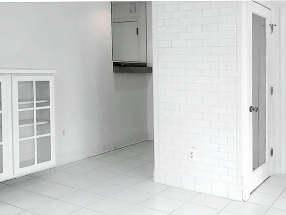 FOYER
Mirrored Valet
Minimalist Art Ensemble
Coat Closet w/Glass Door
Fiber Network Connection