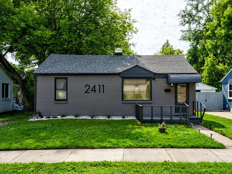 2411 Harris St — Photo 3