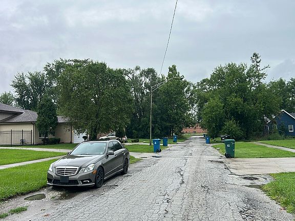 4th image of 16609 Finch Ave