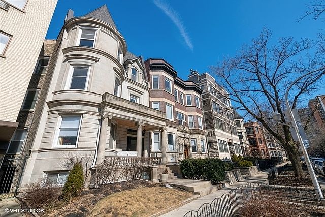 1st image of 524 W Oakdale Ave #3