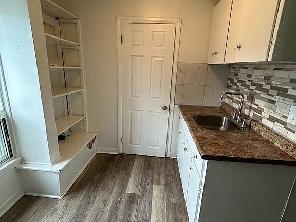 4th image of 3153 Peter St