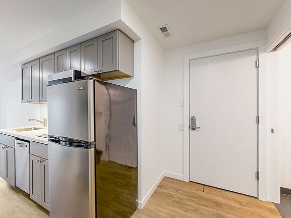 3rd image of 1532 Howard St #202