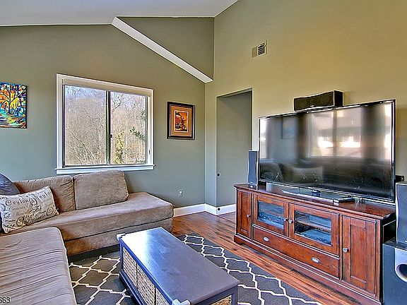 5th image of 72 Hart Dr