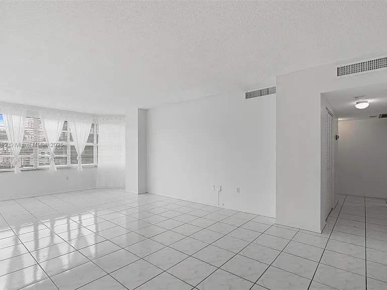 1965 S Ocean Dr — Photo 5