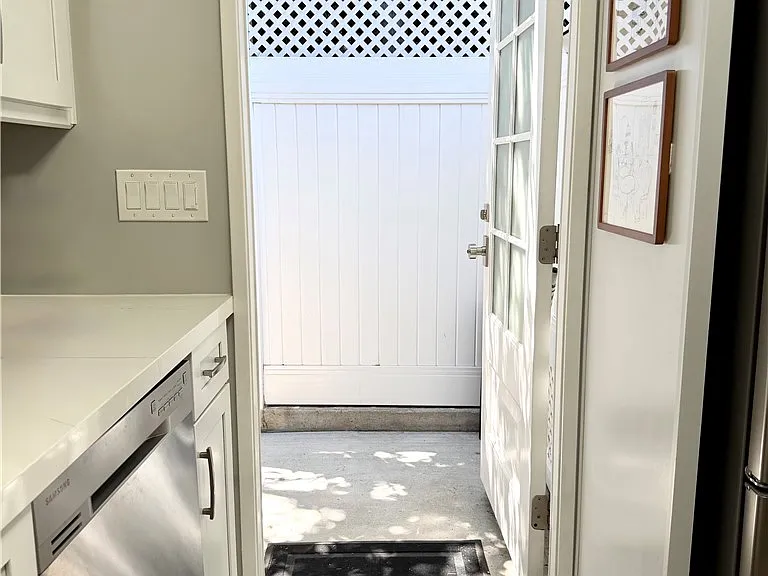 1820 1/2 S Wooster St — Photo 22