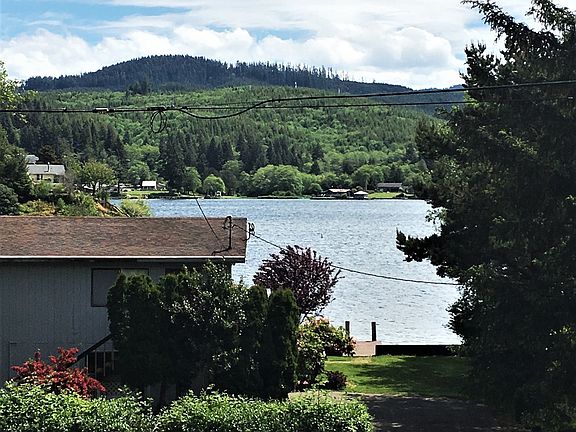 3rd image of 1165 NE Lake Dr