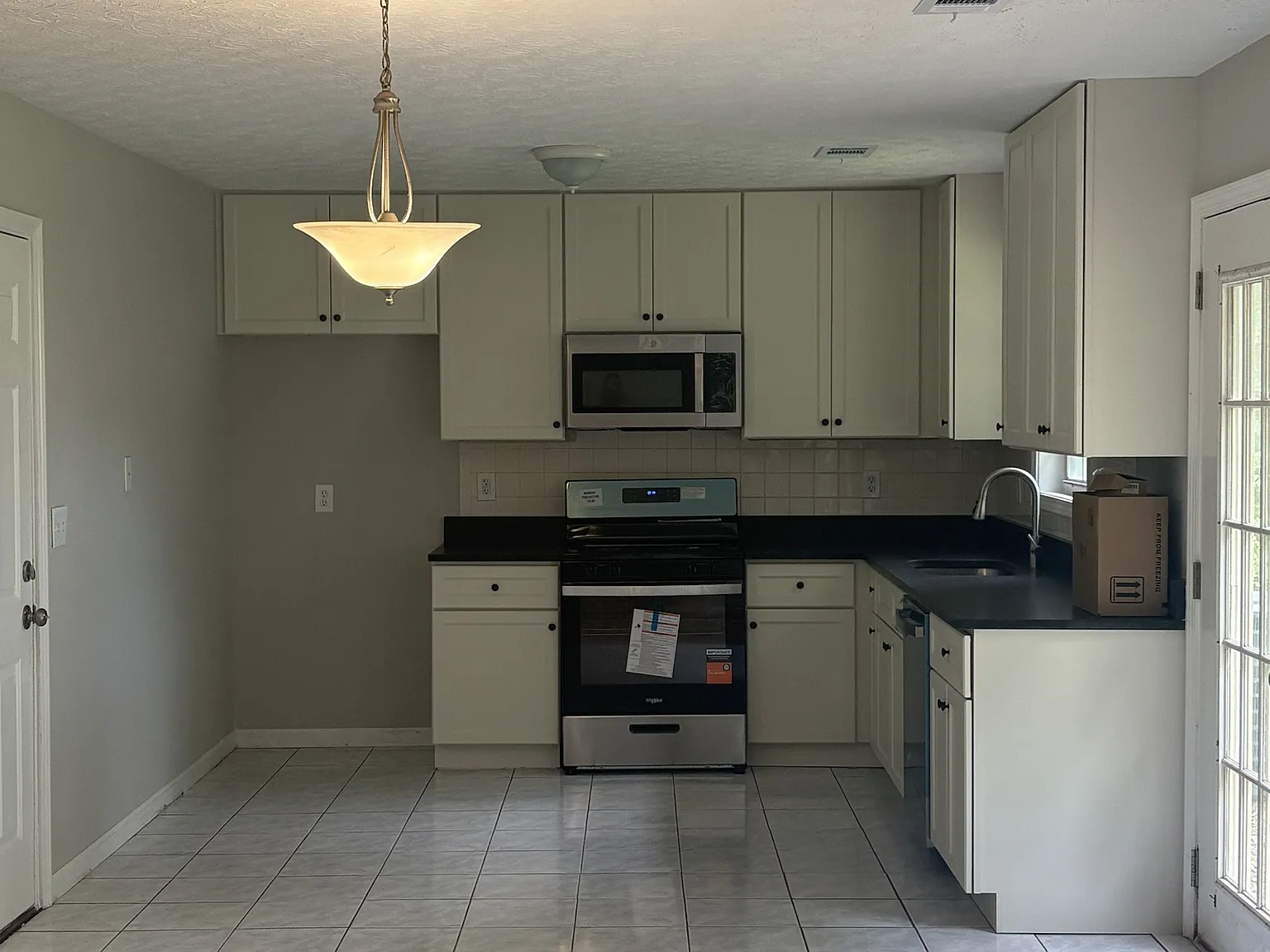 3 bed, 1216 sqft, $1,550 — Photo 3