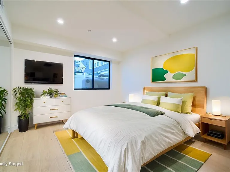 616 N Mariposa Ave — Photo 2