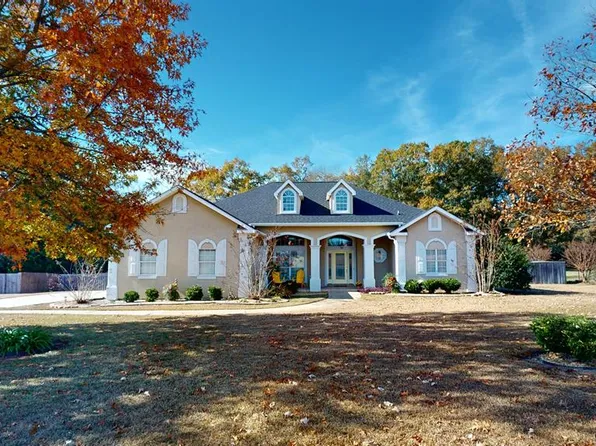 102 Stonegate Rd, Headland, AL 36345