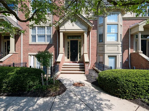12 Astor Pl, Rocky River, OH 44116