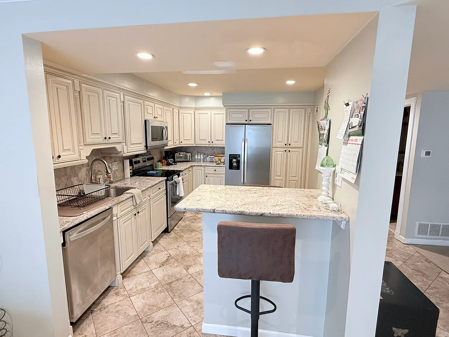 3 bed, 2.5 bath, 2200 sqft, $3,075 — Photo 3