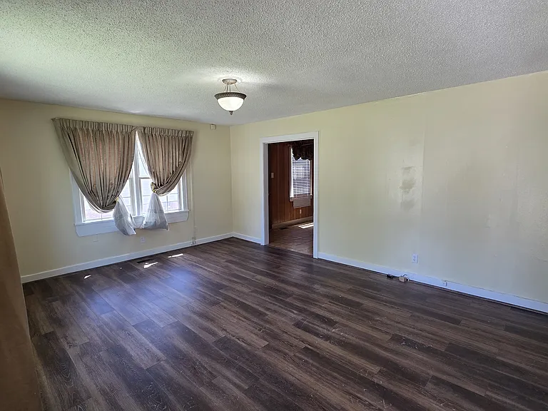 1712 Pinewood Dr — Photo 2
