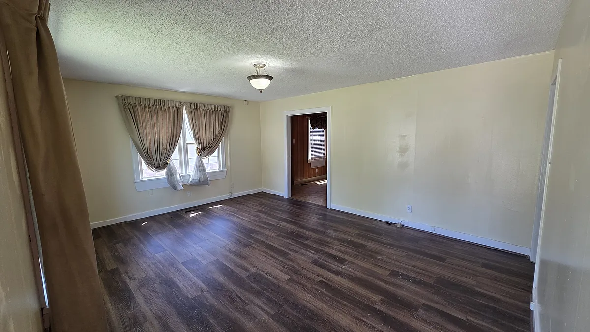 Building Photo - 1712 Pinewood Dr