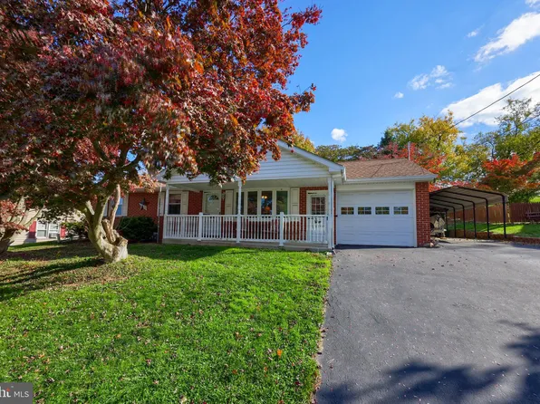 22 Locust St, Spring Grove, PA 17362