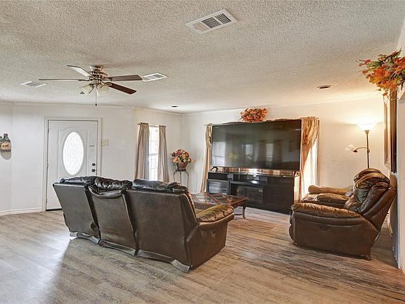 4th image of 2919 NW 23rd St