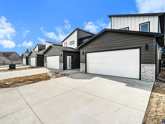 2nd image of 809 N Marquette Pl