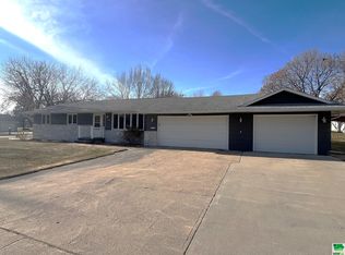 909 S Adams St, Rock Rapids, IA 51246