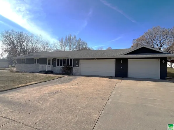 909 S Adams St, Rock Rapids, IA 51246