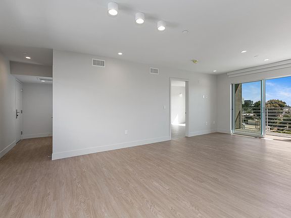 4th image of 11837 Mayfield Ave #505