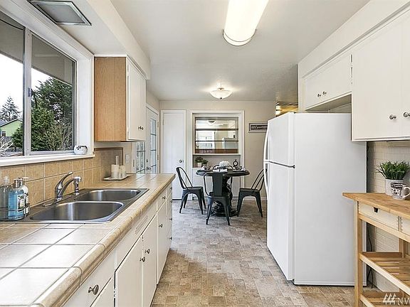 5th image of 6116 188th St SW