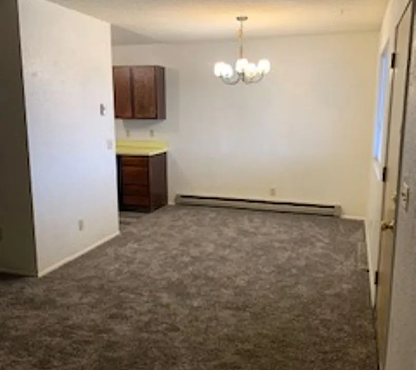 44 6th St W
