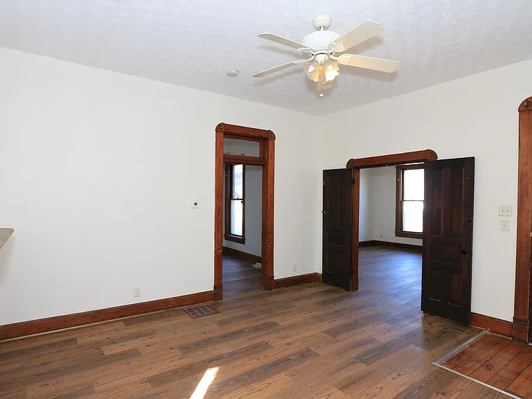 401 Lincoln St — Photo 2