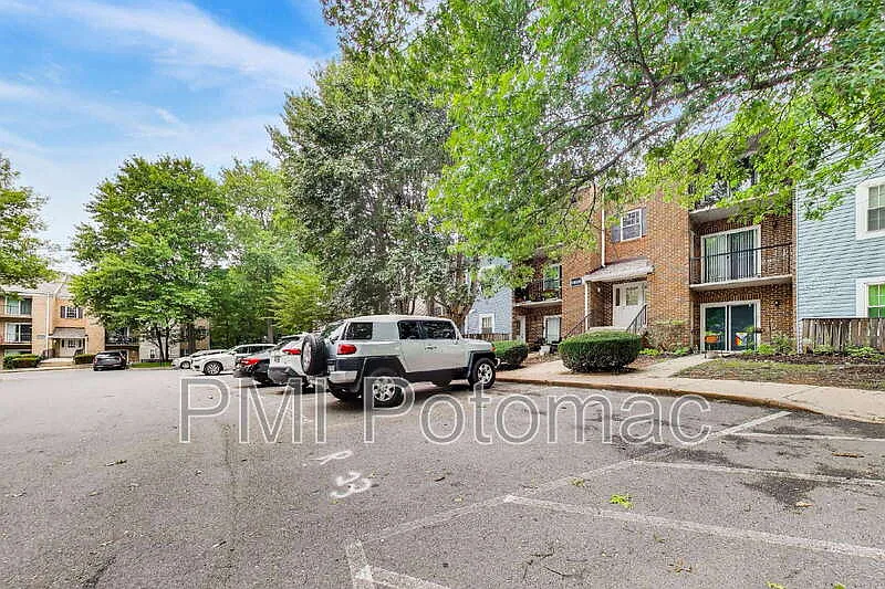 2 bed, 2.0 bath, 1076 sqft, $1,950 — Photo 3