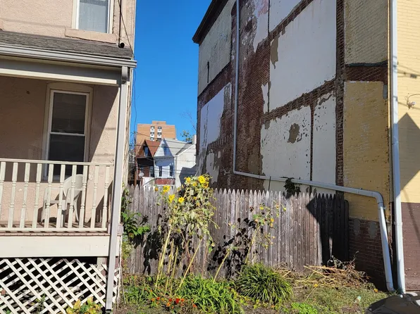 6 Montgomery Pl, Trenton, NJ 08618