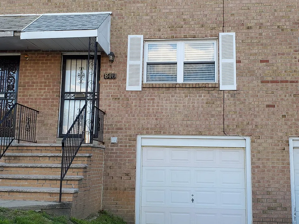 Front of house, 1 car garage and driveway