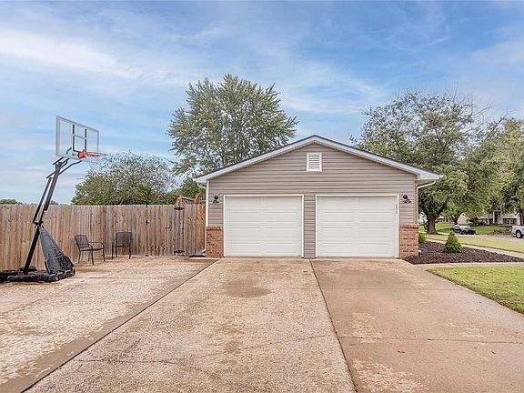 4th image of 339 Saint Anthony Dr