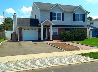 55 Pilgrim Ln, Westbury, NY 11590