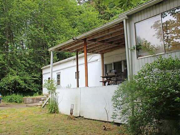 3rd image of 451 SE Dawnview Dr