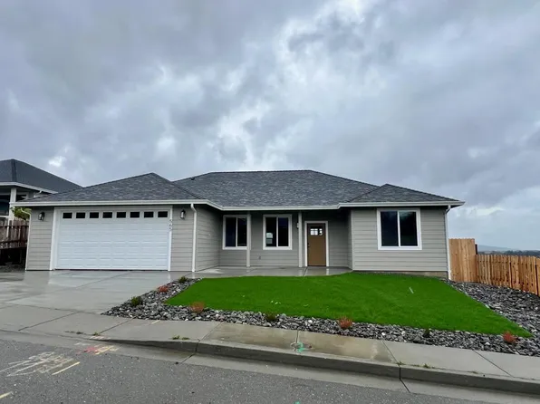 565 Hilltop Dr, Fortuna, CA 95540