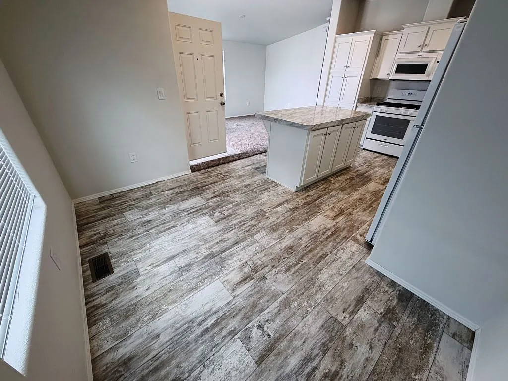 3 bed, 2.0 bath, 1193 sqft, $1,599 — Photo 3