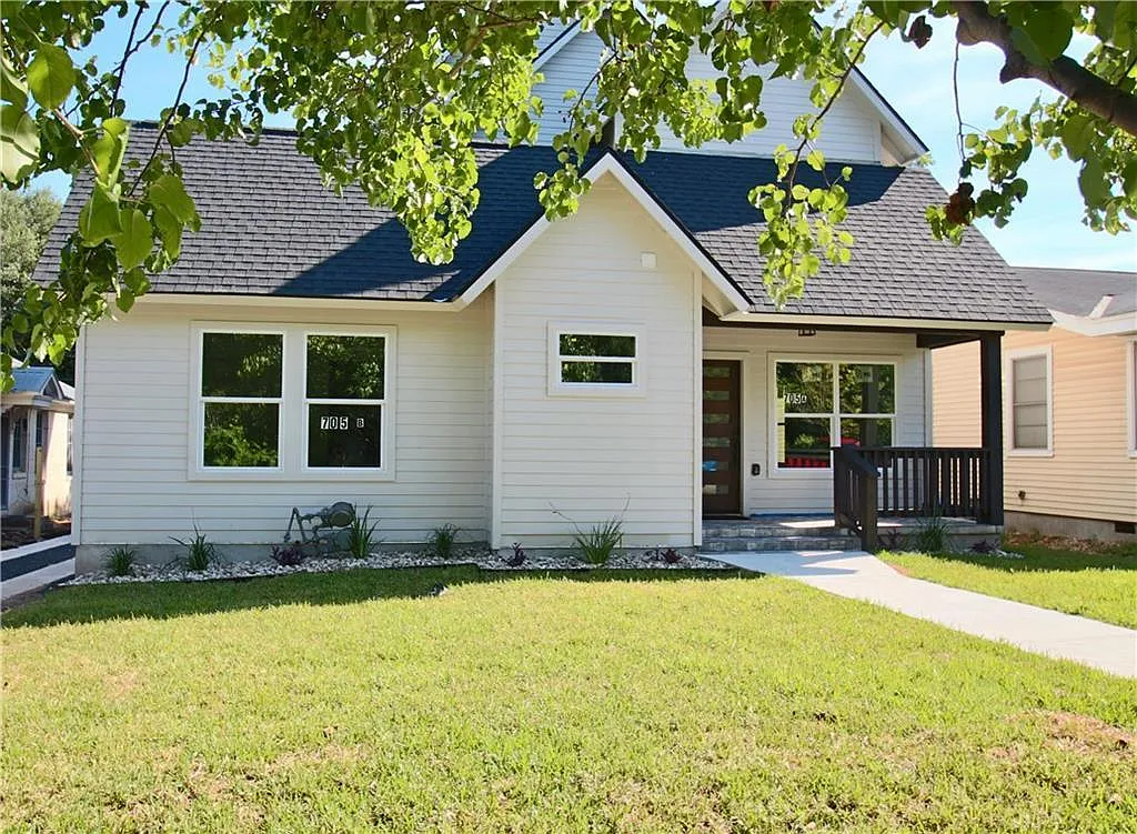 705 Harris Ave — Photo 2