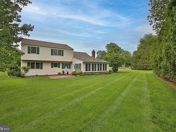 3rd image of 115 Hedgerow Pl