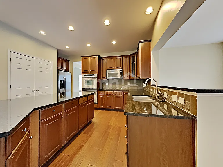 1048 Oakhall Dr — Photo 7