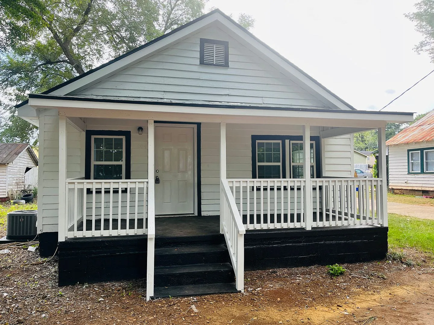WOW! Newly renovated 2 bedroom, 1 bathroom property, minutes from Downtown Lagrange! Must See — Photo 2