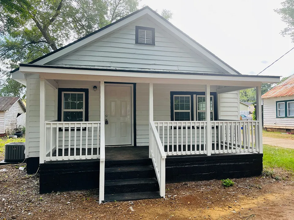 204 Colonial St