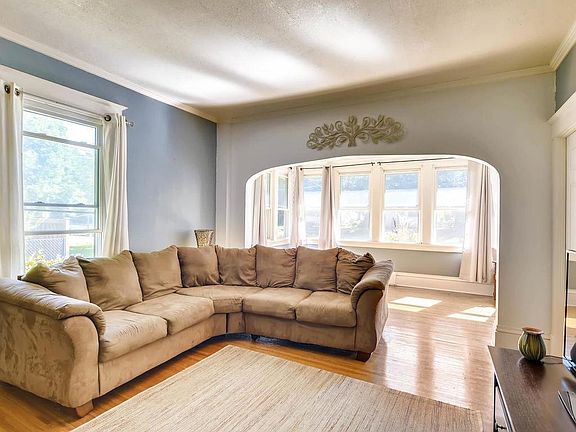 3rd image of 4843 Stewart Ave