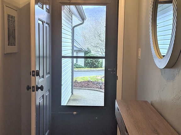Storm door entryway
