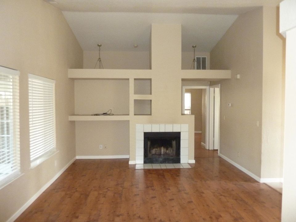 Living Rm W/fireplace